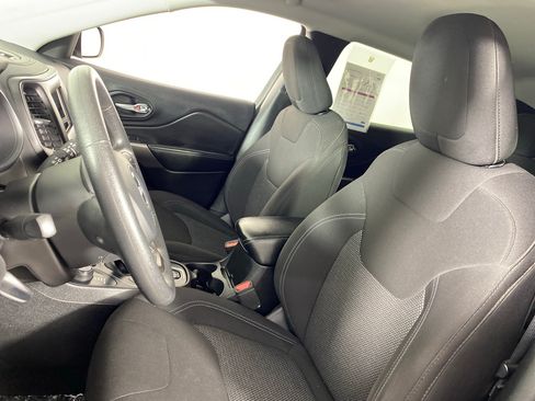Used 2019 Jeep Cherokee Latitude w/ Popular Appearance Group AWD/4WD image 16