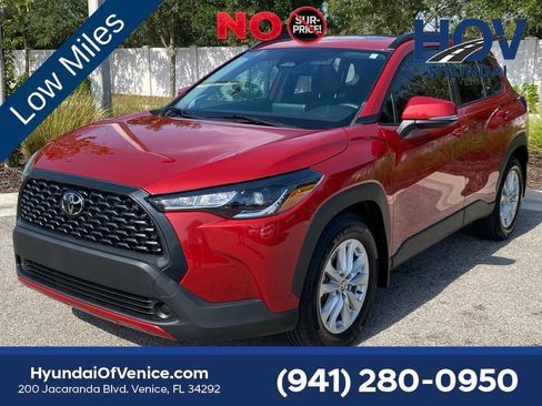 Used 2024 Toyota Corolla Cross LE w/ Moonroof Package FWD image 3