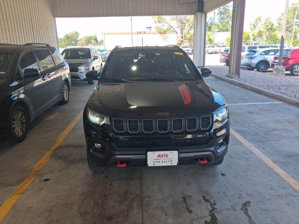 Used 2025 Jeep Compass Trailhawk AWD/4WD image 5