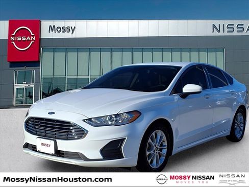 Used 2020 Ford Fusion SE image 3