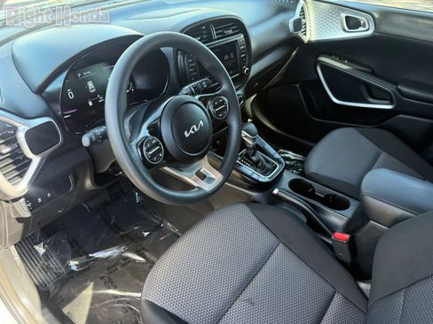 Used 2025 Kia Soul LX image 11