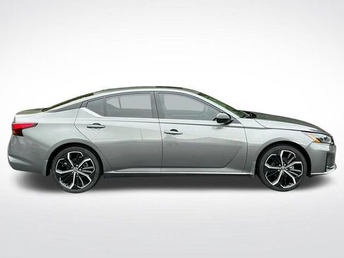 Used 2024 Nissan Altima 2.5 SR w/ SR Premium Package FWD image 7