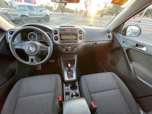 Used 2011 Volkswagen Tiguan SE image 17
