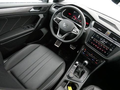 Certified 2023 Volkswagen Tiguan SE R-Line image 9