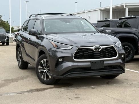 Used 2021 Toyota Highlander XLE FWD image 2
