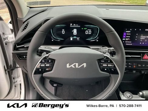 Certified 2023 Kia Niro EX FWD image 5