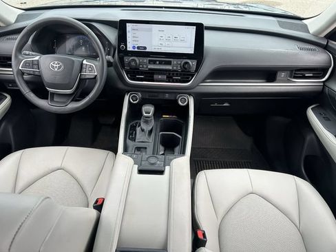 Used 2025 Toyota Grand Highlander FWD image 16