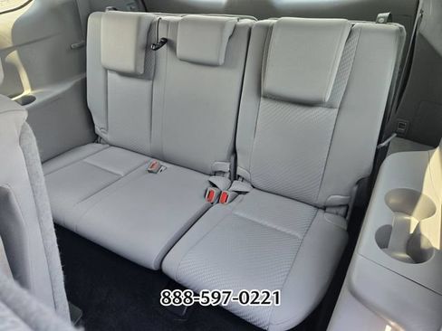 Used 2019 Toyota Highlander LE FWD image 12
