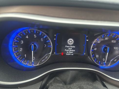 Used 2020 Chrysler Voyager L image 9