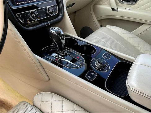 Used 2017 Bentley Bentayga AWD/4WD image 17