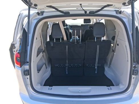 Used 2024 Chrysler Pacifica Touring-L FWD image 19