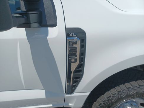 New 2026 Ford F250 XL w/ XL Off-Road Package image 9