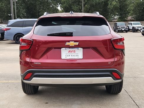 Used 2025 Chevrolet Trax LT w/ LT Convenience Package FWD image 7