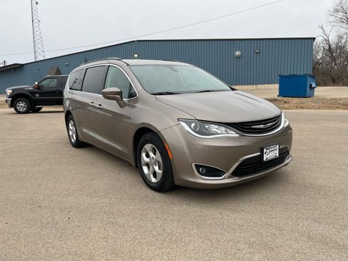 Used 2018 Chrysler Pacifica Touring Plus image 3