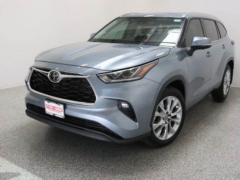 Used 2023 Toyota Highlander Limited FWD image 2