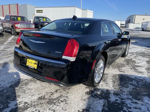 Used 2019 Chrysler 300 Limited image 8
