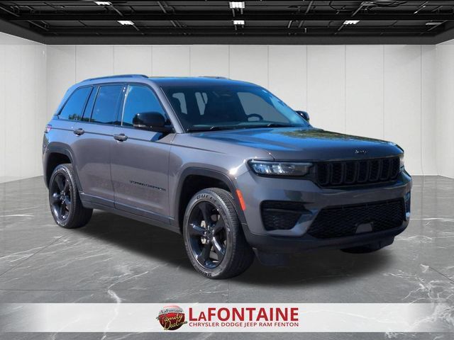 Used 2023 Jeep Grand Cherokee Altitude AWD/4WD image 7
