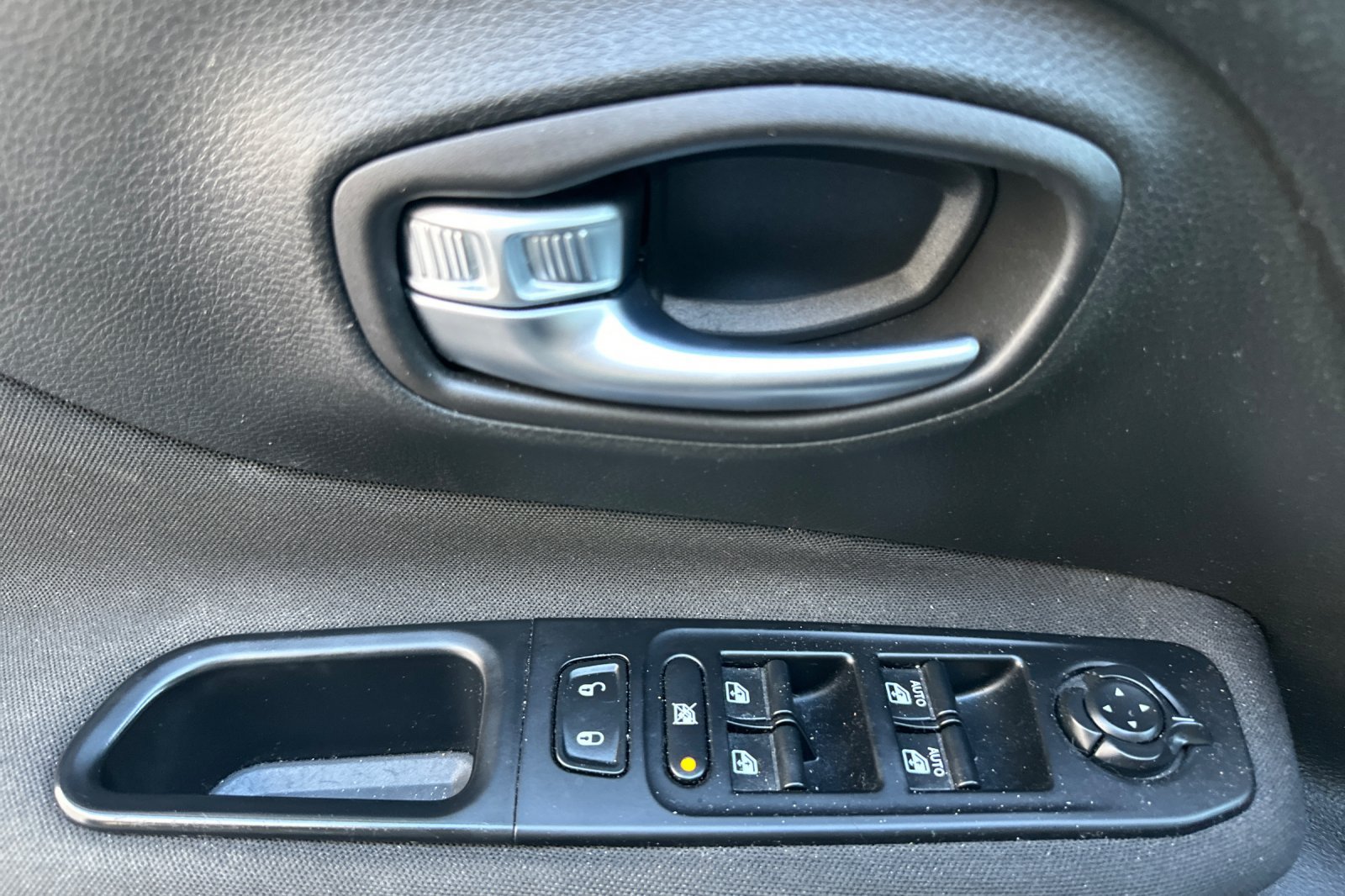 Used 2018 Jeep Renegade Latitude FWD image 11