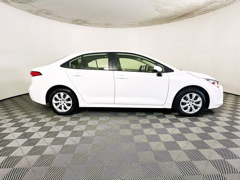 Used 2022 Toyota Corolla LE FWD image 2