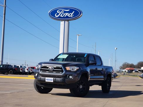 Used 2017 Toyota Tacoma SR5 w/ Tow Package image 3