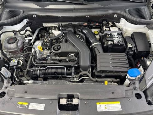 Used 2025 Volkswagen Taos SE FWD image 17