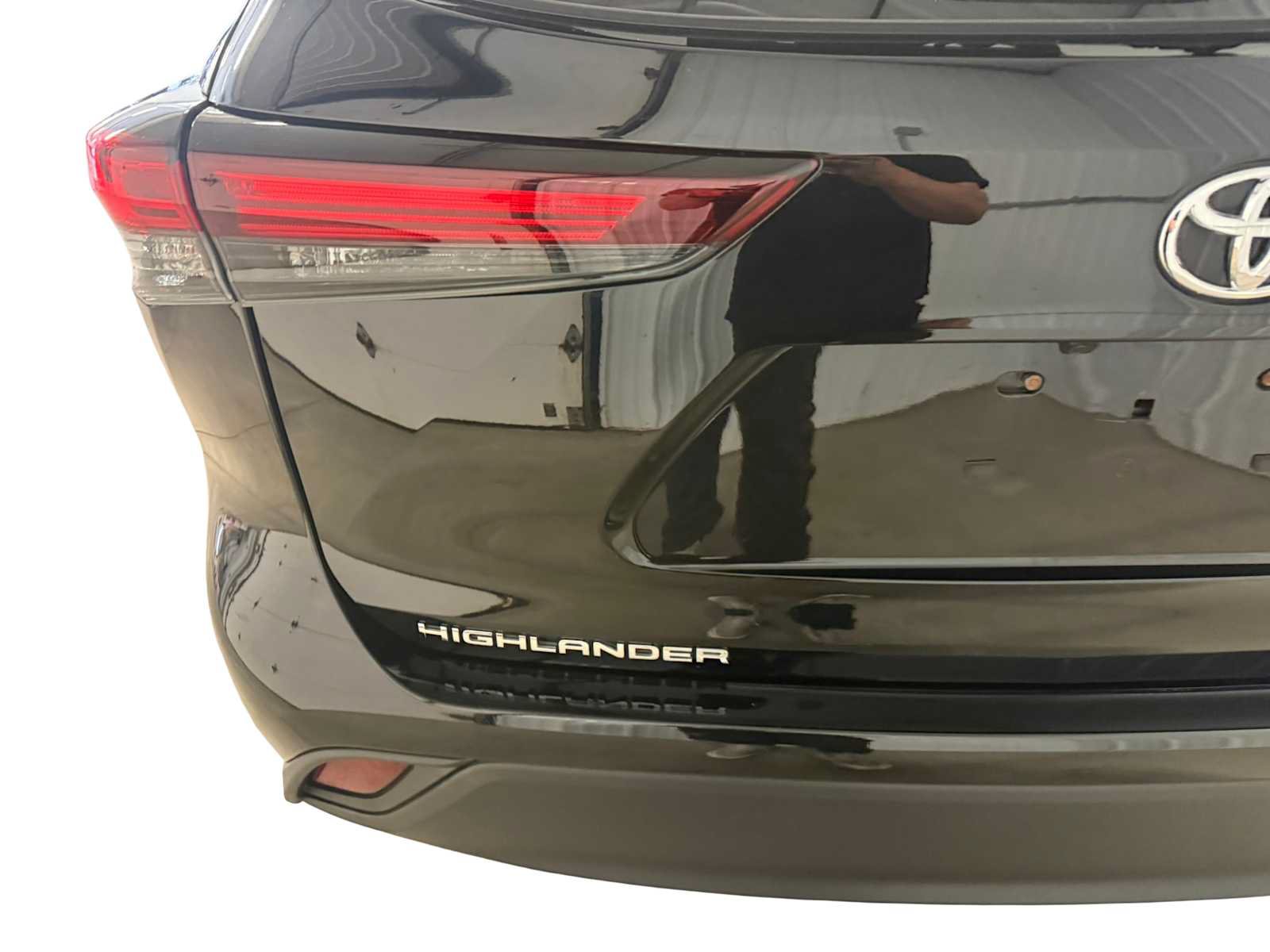 Used 2024 Toyota Highlander LE AWD/4WD image 17