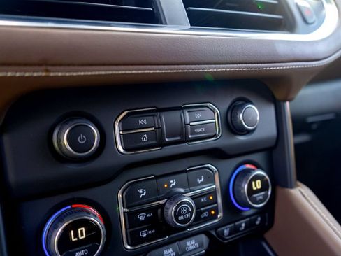 Used 2024 Chevrolet Suburban High Country RWD image 18