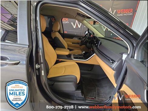 Used 2023 Kia Carnival LX FWD image 10