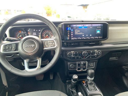 Used 2025 Jeep Wrangler Sahara image 32