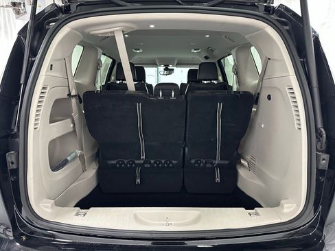 Used 2023 Chrysler Pacifica Touring-L image 49