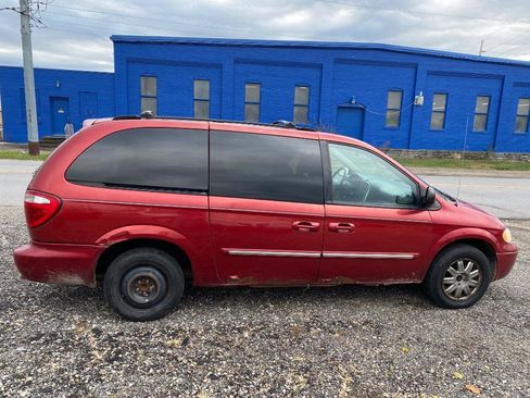 Used 2007 Chrysler Town & Country Touring image 7