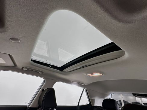 Used 2025 Hyundai Venue SEL image 25