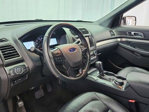 Used 2018 Ford Explorer XLT w/ Equipment Group 202A AWD/4WD image 9