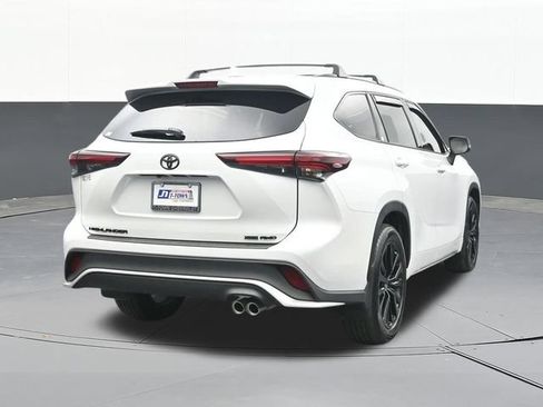 Used 2025 Toyota Highlander XSE AWD/4WD image 12