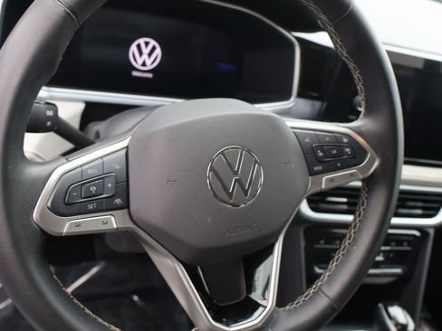 Used 2025 Volkswagen Taos SE AWD/4WD image 6