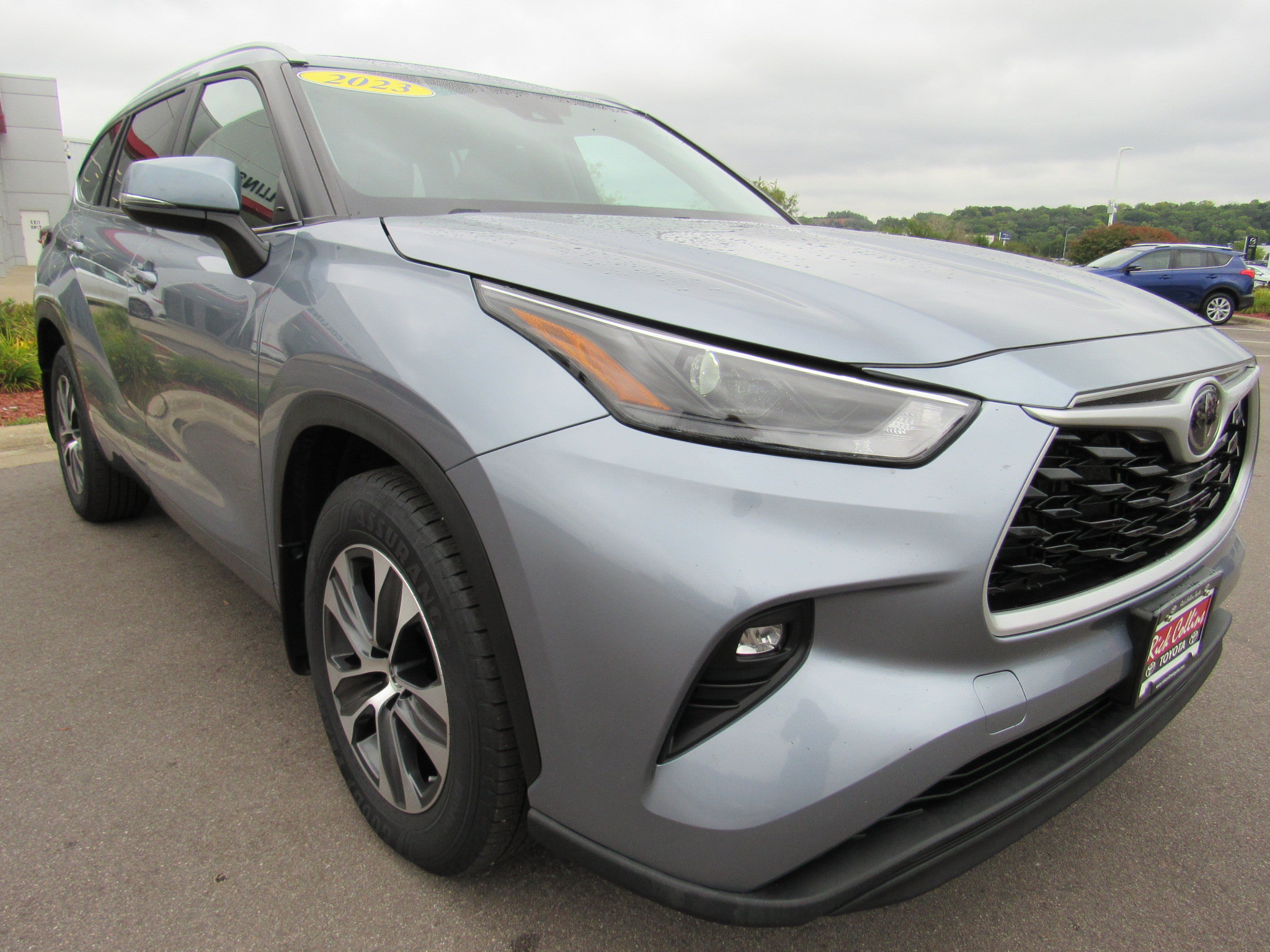 Used 2023 Toyota Highlander XLE AWD/4WD image 4