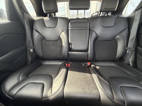 Used 2019 Jeep Cherokee Latitude Plus w/ Cold Weather Group image 5