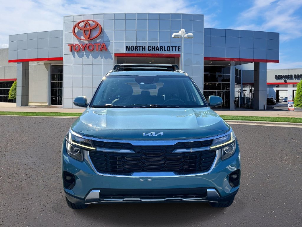 Used 2025 Kia Seltos EX AWD/4WD image 3