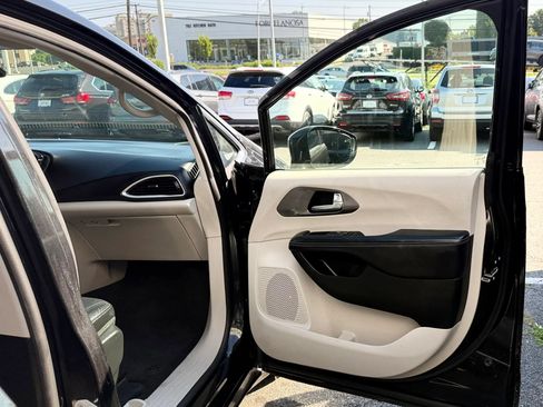 Used 2022 Chrysler Pacifica Touring-L FWD image 36