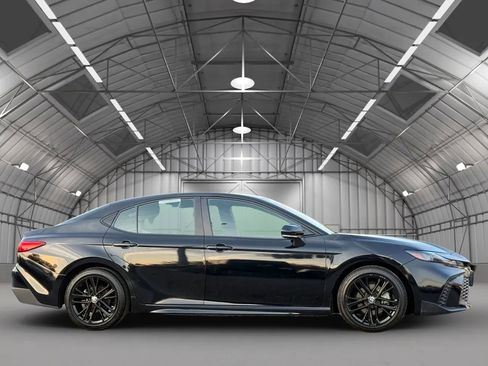 Used 2025 Toyota Camry SE FWD image 8