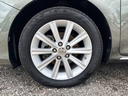 Used 2014 Toyota Camry XLE w/ Moonroof Package FWD image 28