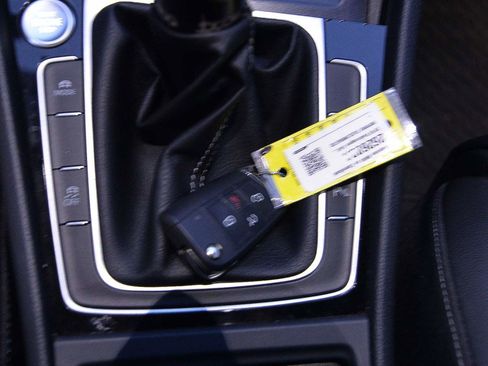 Used 2018 Volkswagen Golf 4-Door image 16