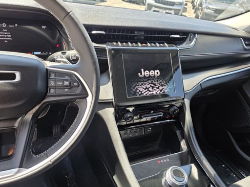 Used 2023 Jeep Grand Cherokee Laredo RWD image 11