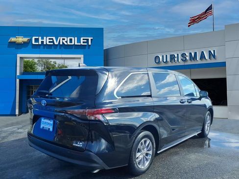 Used 2024 Toyota Sienna LE image 3