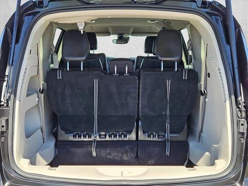Used 2023 Chrysler Pacifica Touring-L FWD image 6