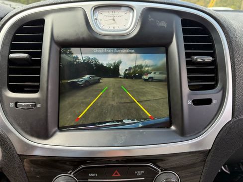 Used 2017 Chrysler 300 Limited image 29