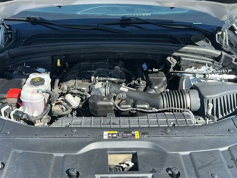 Used 2023 Jeep Grand Cherokee Laredo image 32