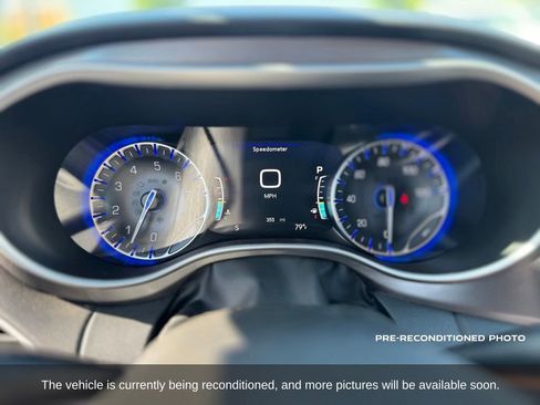 Used 2024 Chrysler Pacifica Touring-L FWD image 13