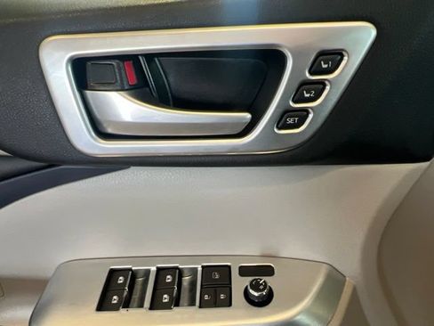 Used 2017 Toyota Highlander Limited AWD/4WD image 40