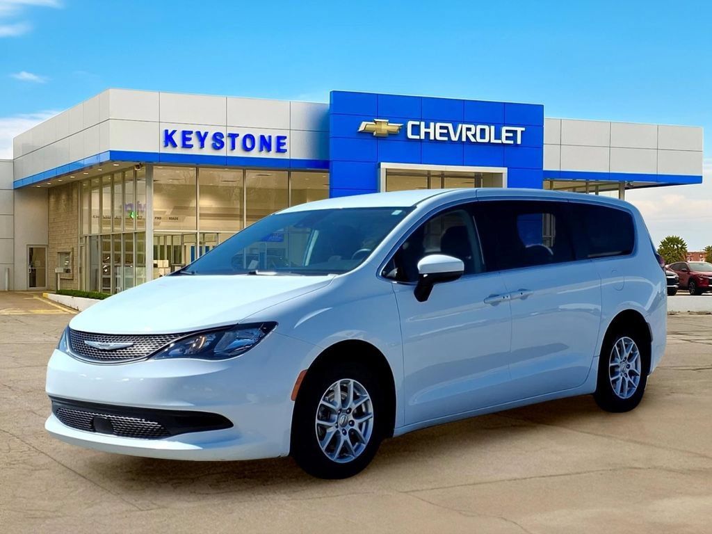 Used 2023 Chrysler Voyager LX FWD image 3